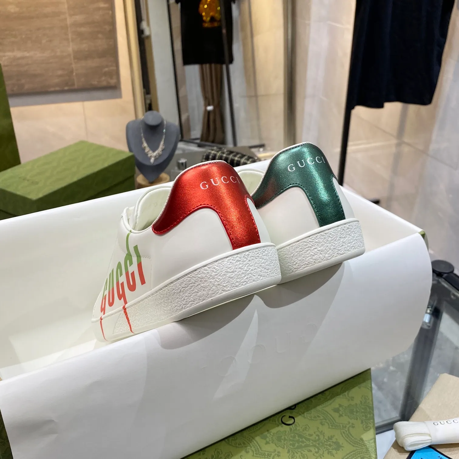 👟👟Ex-factory price 440👟👟 Men's size +10 Gucci's GG white shoes, the same style as Ni Ni, have been popular in recent years; new colors are constantly updated; stars, Internet celebrities, live broadcasts, etc. will definitely plant grass and call them. Classic fashion style, 5D drawing printing; electric embroidery surface, etc... Original customized cowhide color, first layer of cowhide inside, original outsole... Shiny color drawing/electric embroidery surface embellished on the side of the shoe body, package production process‼ Size: Female 35-40# Male 39-46#